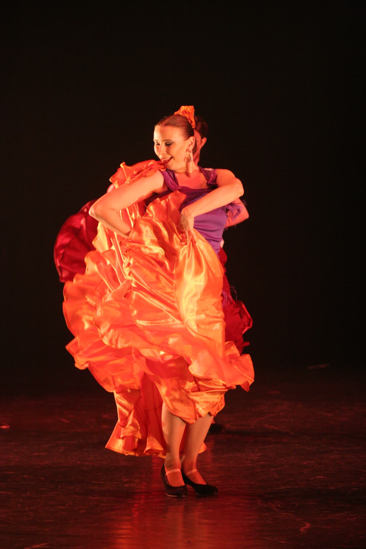 Tatiana Arenkova în dans flamenco cu rochie portocalie amplă