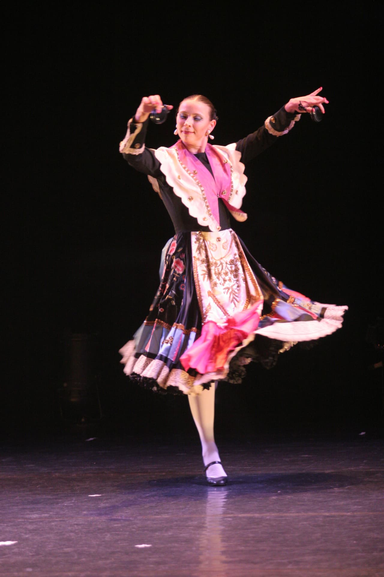 Tatiana Arenkova dansând cu castaniete în costum tradițional